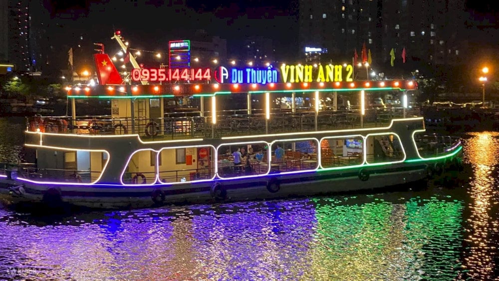 Experience a river cruise to admire the beauty of bridges and the peace of Han River